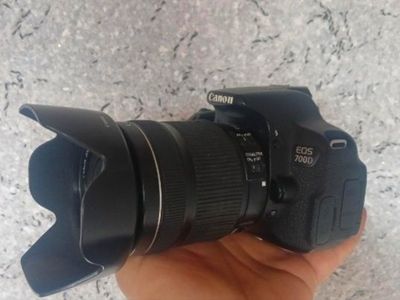 Canon 700 D sotiladi
