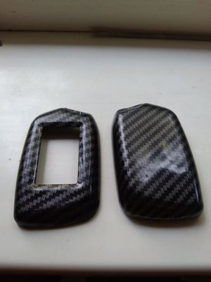 avtomobil kaliti uchun karbon ko‘rinishidagi plastik g‘ilof.