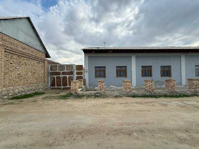 Tayyor 5.5 sotiqli hovli sotiladi.
