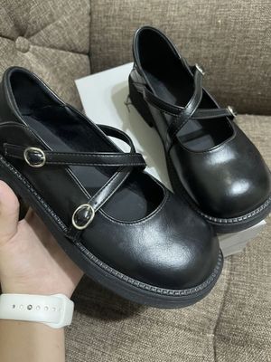 Классические чёрные школьные туфли
