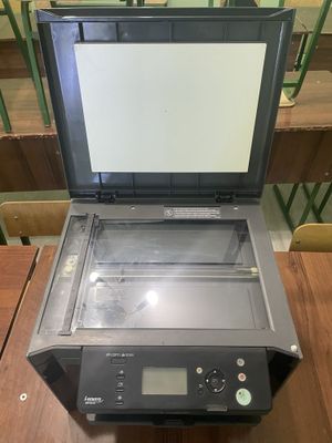 Canon 4400 prentiri oq qora chiqaradi. Kopiya ham qiladi qog’ozlarni