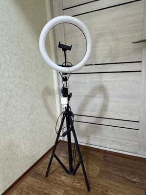 LED лампа на штативе