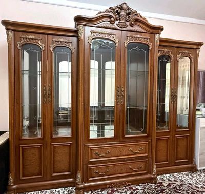 Импортный классический сервант из дерева и стекла