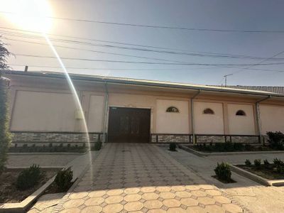 Uy sotiladi 5 sotik yarimi 2.5 sotik sotiladi faqat yarimi sotiladi