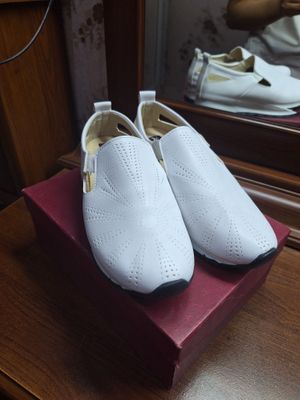 белая кроссовка