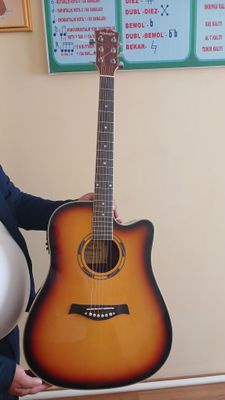 Akustik gitara Adagio