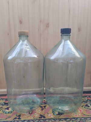 Прочные стеклянные бутыли 20 л – для воды и вина