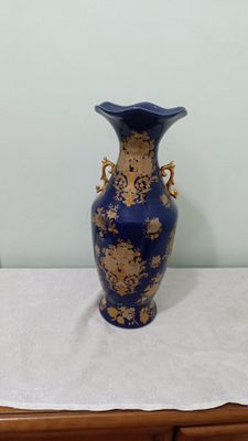 Красивый керамический кувшин
