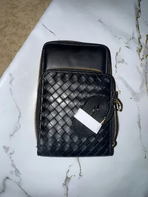 Qora kichik sumka sotiladi