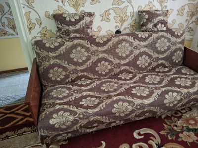 про.ся:диван,стенка,стол со стульями,подставка
