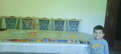 12 кишилик стол- стул  срочно сотилади