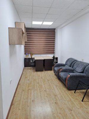Офис с мебелью на м.Ойбек 20м2