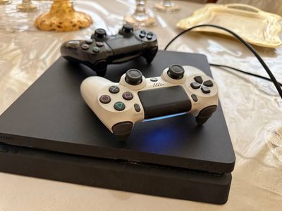 Playstation 4 slim 1TB sotiladi
