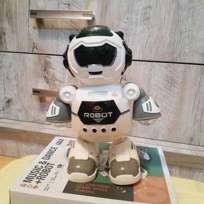 robot o'yinchoq