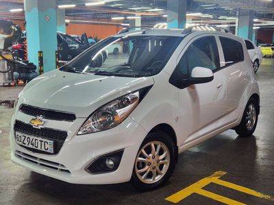 Spark rangi oq yili 2022