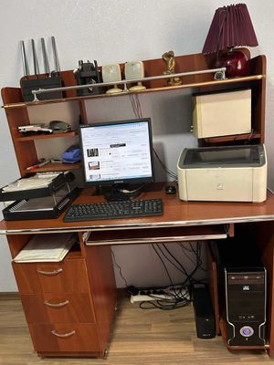 Компьтерная техника в комплекте на рабочем столе