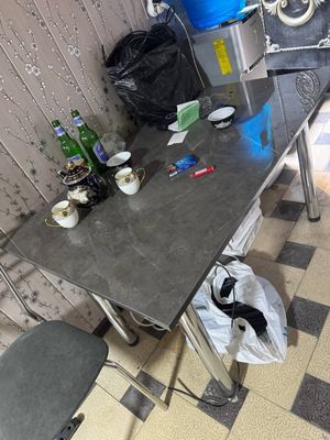Срочно продам стол и 6 стульев.