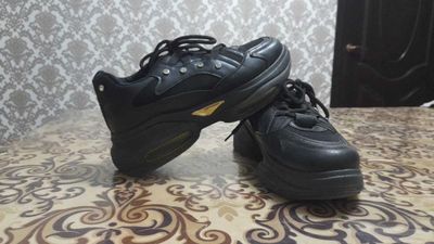Новые женские кроссовки черный цвет
