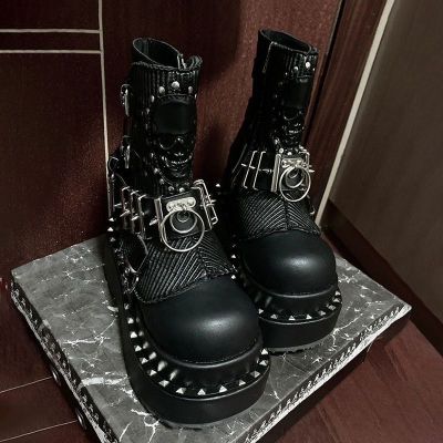 Обувь с дерзким дизайном New Rock