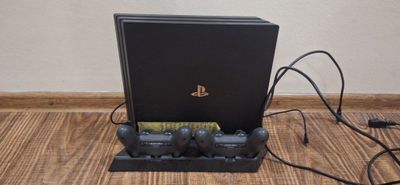 Продаю PS4 в отличном состояние