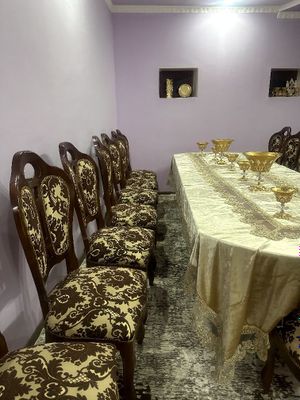 Катта стол ва 16 та меҳмонхона стуллари сотилади
