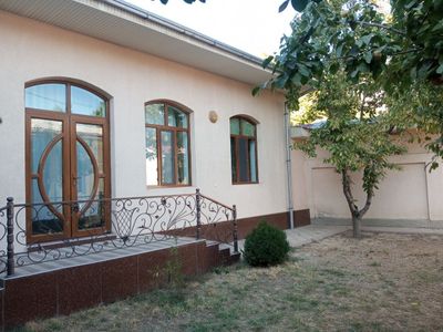 Дом под бизнес. Вдоль дороги. Фасад: 19 метров. УГЛОВОЙ. Ул.Богишамол.