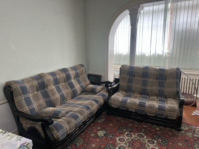 Диван, кресло и журнальный столик