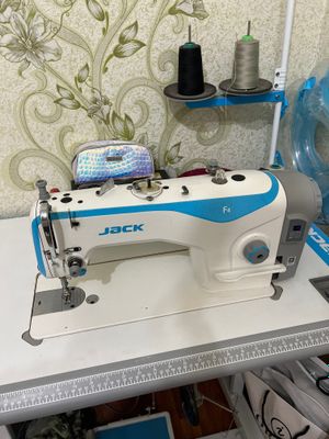 Jack f4 tikuv mashinasi xolati yangi