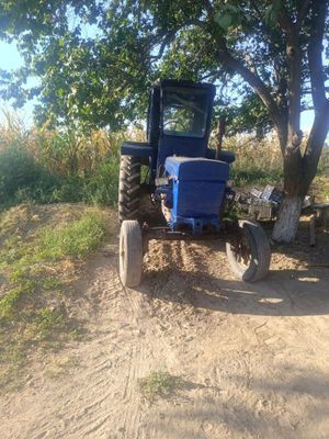 T28 traktor sotiladi