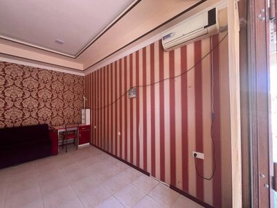Стол ва 12 та стул ,1 та диван , кондиционер , тёплый пол бор