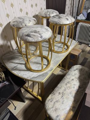Продам стол и 4 пуфика,1 скамейка