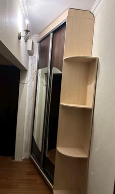 Продаётся угловой шкаф в коридор с зеркалами