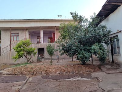 Hovli uy kvartira ga almashiladi kotta hovli 6 sotix yandi qurilgan