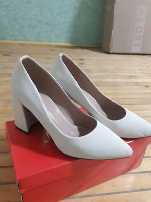 250 ming 1 marta kiyilgan tufli
