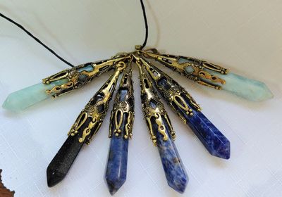 КУЛОНЫ МАЯТНИКИ ИЗ НАТУРАЛЬНЫХ КАМНЕЙ.