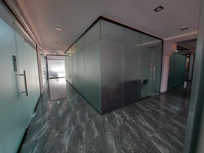 Стеклянные двери ,перегородки,крыши,остановки,витрины магазинов.