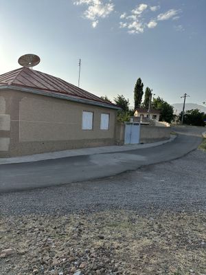 Uydan 20 metr tepada kotta moshina yo’l o’tgan juda qulay
