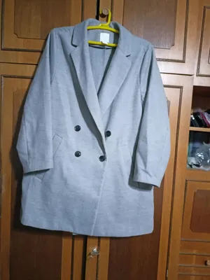 Теплая куртка бордового цвета и лёгкое польто серого цвета