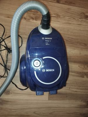 Пылесос Bosch 1800. С стаканом.