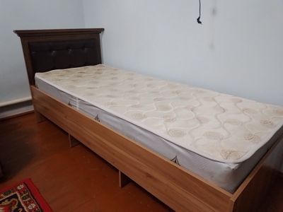 Фабричные односпальные кровати, (две )