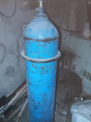 кислородный баллон и 2 резака для сварки