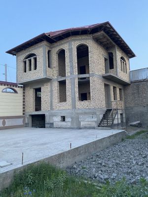2 qavatli uy sotiladi padvali bilan