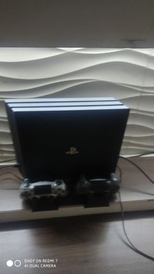 PlayStation 4pro diskavodli tuliq uyinlari bilan sotiladi.Xotirasi 1tb