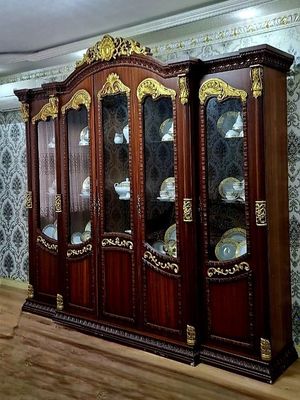 Стенка для гостиной, внизу есть шкафчики состояния хорошее зеркала не