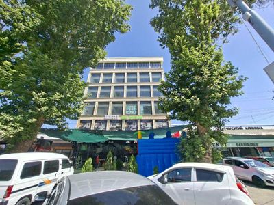Кибрайский район Ул Университетская Вдоль дороги 6-ти этажное здание R