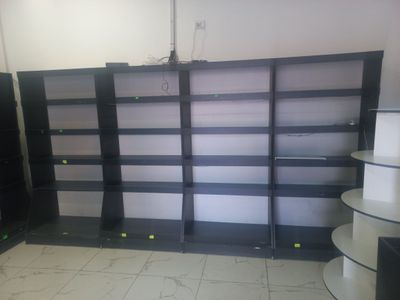 Дукон прилавка расталари сотилади.
