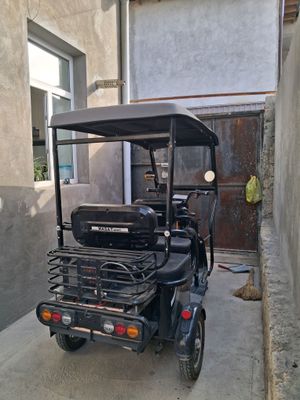 Uch g'ildrakli sukuter