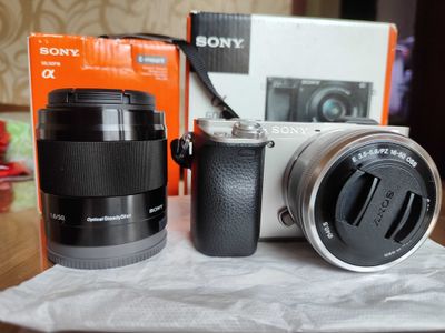Продаю Sony Alpha A6000 Kit 16-50mm + объектив 50mm f/1.8 OSS + сумка