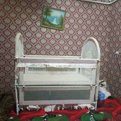 Кроватка для детей 200минг сум