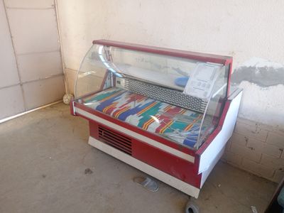 Assalomu aleykum vitrina haladilnik sotiladi 2.300